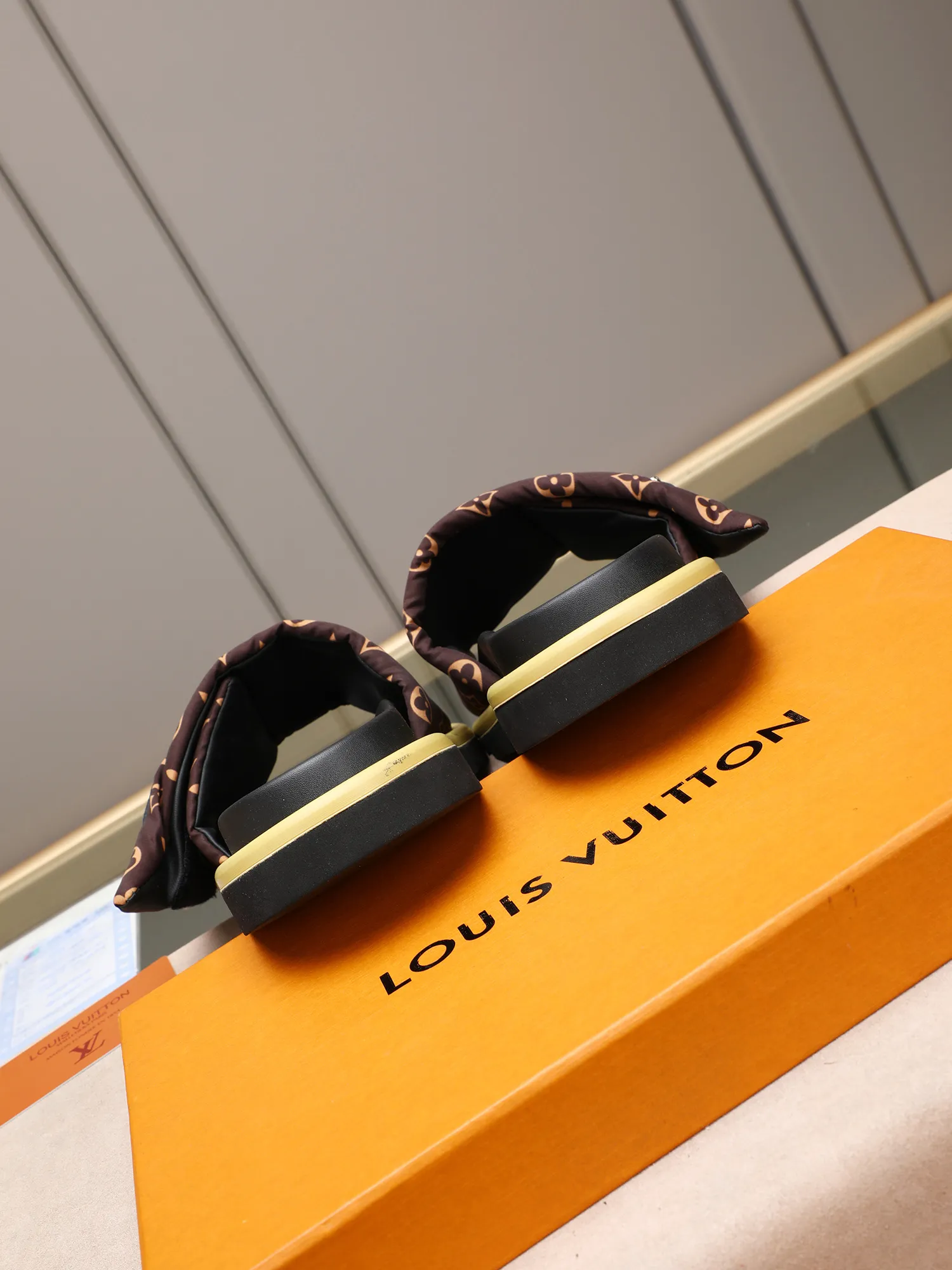 PP360 [LOUIS VUITTON] Louis Vuitton, LV printing, men's and women's slippers are on the market. The drawer box packaging comes with a cloth bag and a card. The upper pattern looks very soft and waxy, and it is a super versatile leg slimming tool. Fabric: imported denim/canvas/old fabric, LV hardware LOGO, official website pattern printing, comfortable to wear, feet: high-elastic PU water table. Sole: foam sole, heel height: about 5cm. Code number: 35-46, 35, 45, 46 are custom-made and non-returnable. Color: multiple colors and styles available.